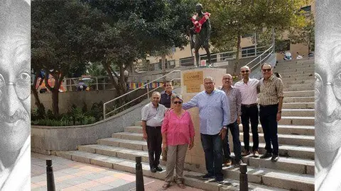 Miembros de la comunidad hind&uacute;, ante la estatua de Gandhi (CEDIDA)