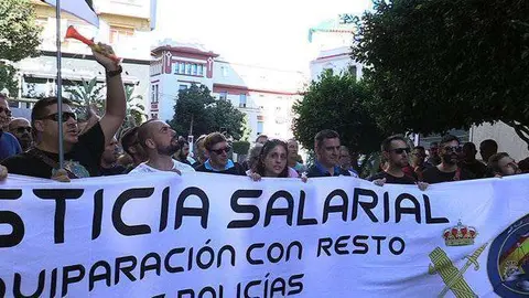 Activistas de Jusapol ante la sede del PSOE