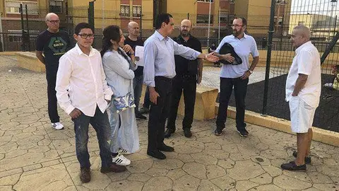 Los socialistas han visitado la barriada (CEDIDA)
