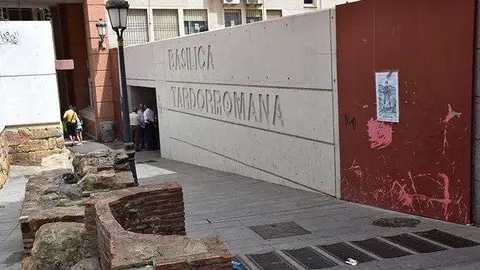 Entrada a la Bas&iacute;lica Tardorromana (C.A.)