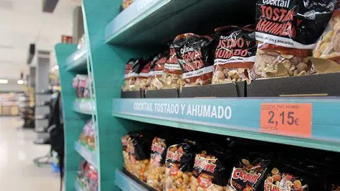 Estanter&iacute;a en un centro comercial de la ciudad (C.A.) Mercadona