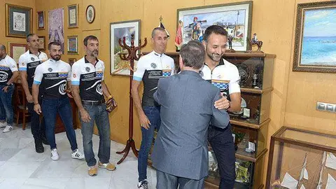 Vivas, con los polic&iacute;as locales (CEDIDA)