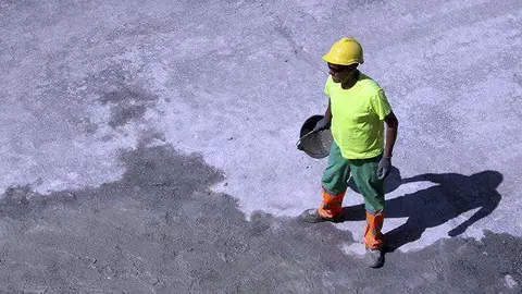 Un trabajador, en el tajo (C.A.)