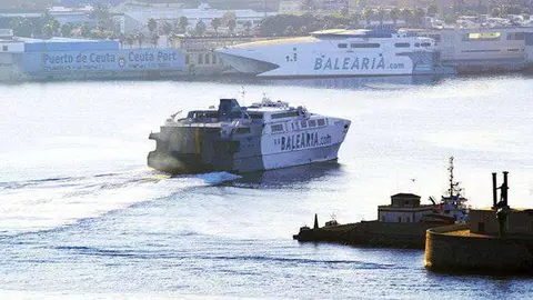 Buque de Bale&agrave;ria entrando a puerto (C.A./ARCHIVO)