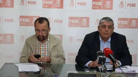 Mas (derecha) junto al secretario de Organizaci&oacute;n del PSOE, Rafael Leal, durante su comparecencia hoy ante los periodistas (C.A.)