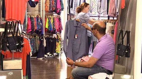 Clientes en un establecimiento comercial de la ciudad (C.A.)