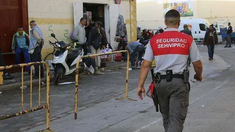 Un vigilante de seguridad camino por el interior del pol&iacute;gono de El Tarajal (C.A.)
