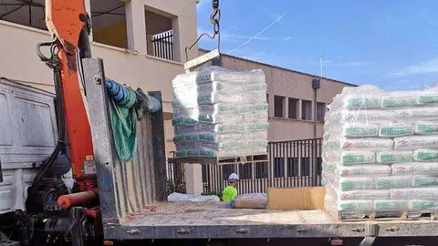 Un cami&oacute;n decarga material en el colegio (CEDIDA) Jos&eacute; Acosta