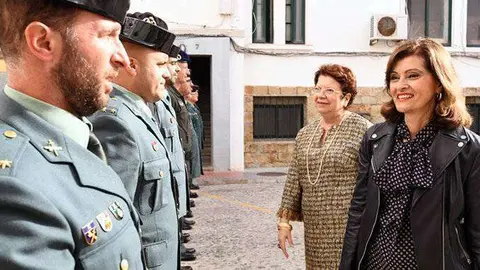 Botella, junto a la delegada del Gobierno, Salvadora Mateos, en la Comandancia de la Guardia Civil