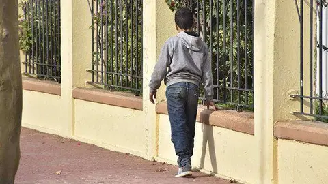 Un ni&ntilde;o extranjero camino junto a las instalaciones portuarias (C.A.)