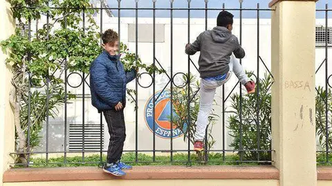 Menores extranjeros encaramados a una verja en el recinto portuario (C.A.)
