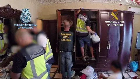 Uno de los registros prcticados por los agentes de la Polic&iacute;a y la Guardia Civl (MINISTERIO DEL INTERIOR)
