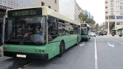 Autobuses de l&iacute;nea estacionados ante las puertas del Mercado Central (C.A.)