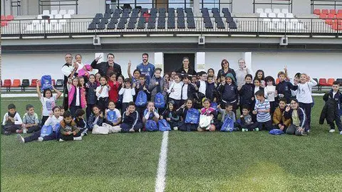 Los alumnos del Andr&eacute;s Manj&oacute;n, en la Ciudad del F&uacute;tbol (FFCE)