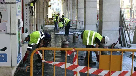 Operarios trabajan en uno de los soportales de Gran V&iacute;a (C.A.)