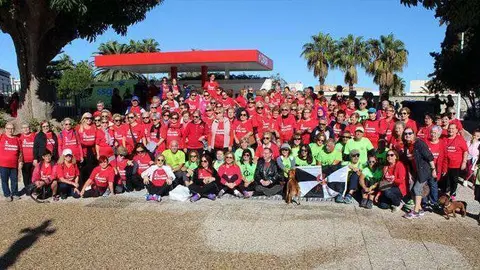 Un grupo de participantes en la marcha posa junto al presidente Vivas y la consejera Nieto (C.A.)