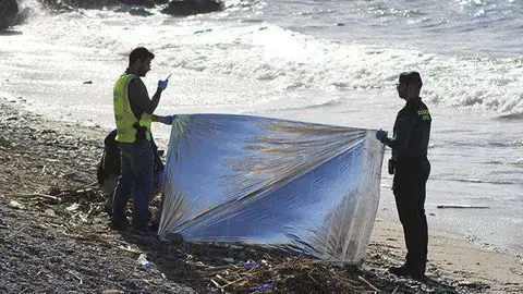 Agentes de la Guardia Civil custodian el cad&aacute;ver en la playa (C.A.)