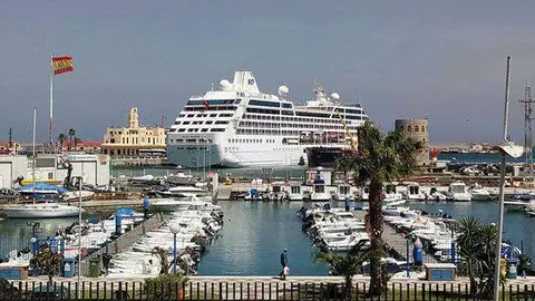 El crucero "Pacific Princess", atracado en el puerto de Ceuta (C.A./ARCHIVO)