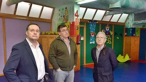 El consejero de Educaci&oacute;n, Javir Celaya, (izquierda), durante una visita a la escuela (CEDIDA)