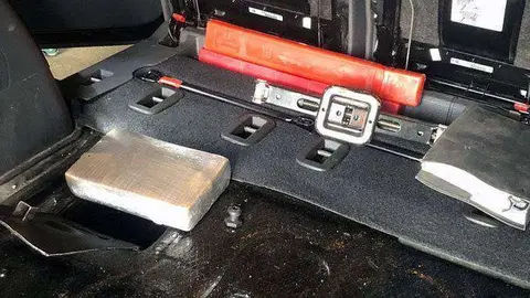 La coca&iacute;na, en el doble fondo donde fue descubierta (C.A.)