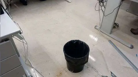 Los funcionarios recogen en un cubo el agua procedente de una gotera (CEDIDA)