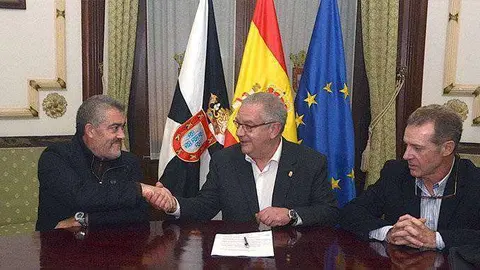 El consejero Hachuel y el presidente del comit&eacute; de empresa, Jos&eacute; Antonio Blanco, se estrechan la mano en presencia del gerente de la empresa, Manuel Cu&eacute;llar (CEDIDA)