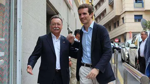 Vivas y Casado, durante una de las visitas del l&iacute;der nacional del PP a la ciudad (C.A./ARCHIVO)
