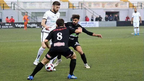 David Castro podr&aacute; jugar ante el Puente Genil pese a que en Utrera vio la quinta amarilla (PEPE SEGURA)