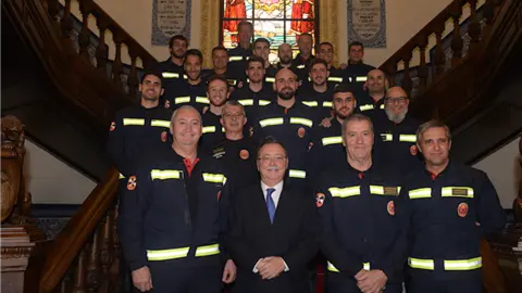 Los nuevos bomberos posan junto al presidente de la Ciudad y el consejero de Gobernaci&oacute;n (C.A.)