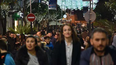 Viandantes por el Paseo del Revell&iacute;n (C.A.)