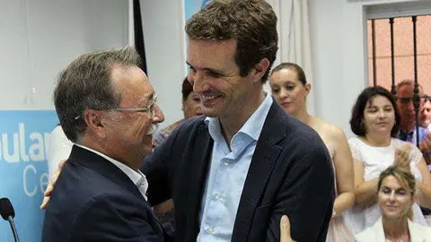 Casado saluda a Vivas en la sede del PP ceut&iacute; (C.A./ARCHIVO)