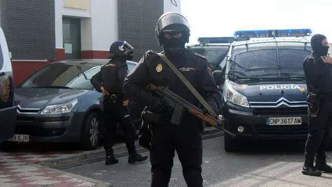 Agentes de la Polic&iacute;a Nacional durante una operaci&oacute;n antiterrorista en C