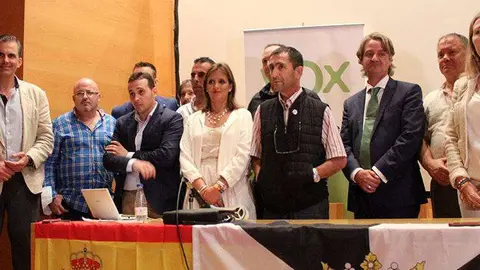Avenda&ntilde;o, de blanco en el centro, y Alonso, con corbata verde, durante la presentaci&oacute;n de la gestora de Vox el pasado septiembre (C.A./ARCHIVO)