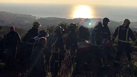 Los bomberos transportan el cuerpo sin vida de la conductora (C.A.) ACCIDENTE MORTAL GARC&Iacute;A ALDAVE CURVA DE LAS VIUDAS