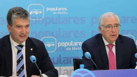 Cosido y el presidente de Melilla, Juan Jos&eacute; Imbroda, hoy durante el acto de presentaci&oacute;n de la moci&oacute;n (PP)