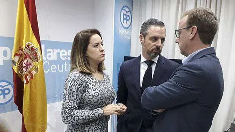 De izquierda a derecha, Mohamed, Bravo y Mart&iacute;nez, hoy en la sede del PP (C.A.)