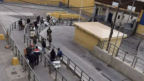 Porteadores, en el paso peatonal Tarajal II (C.A.)