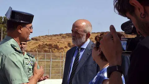 Az&oacute;n, en el centro, durante la visita que hizo a la zona fronteriza el pasado agosto (C.A.)
