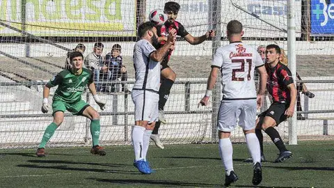 Lance de juego durante el partido A.D. Ceuta-Cabecense (JUAN CARLOS JIM&Eacute;NEZ)