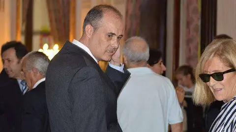 El director del Puerto, C&eacute;sar L&oacute;pez Ansorena, en primer plano, con Jos&eacute; Torrado, al fondo a la izquierda, (C.A.)