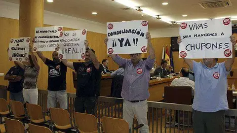 Sindicalistas de UGT protestan durante una sesi&oacute;n plenaria de la Asamblea (C.A./ARCHIVO)