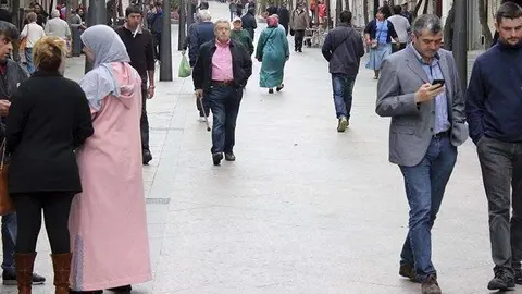 Viandantes en el Paseo del Revell&iacute;n (C.A./ARCHIVO)