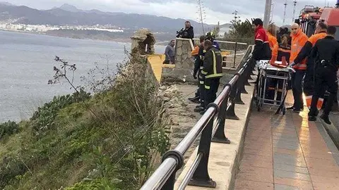 Los servicios sanitarios aguardan a que concluya el rescate del joven (CEDIDA)