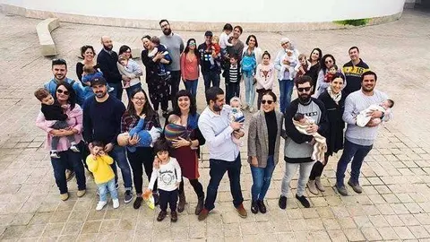 Miembros de la asociaci&oacute;n posan con sus hijos (CEDIDA)
