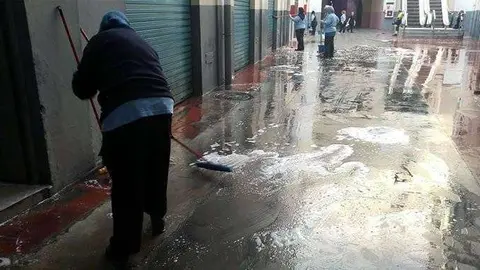 Mujeres del Plan de Empleo limpian el Mercado Central (CEDIDA)