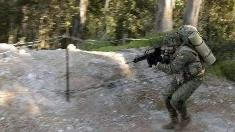 Uno  de los soldados que han participado esta ma&ntilde;ana en las pruebas (J. CHELLARAM) MILITARES