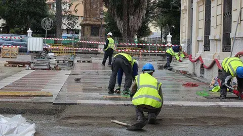 Trabajadores de Tragsa, en la obra de Gran V&iacute;a (C.A./ARCHIVO)