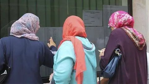 Tres mujeres consultan las listas de admitidos en el Plan de Empleo (C.A./ARCHIVO)