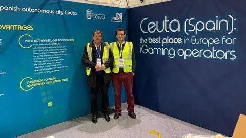 Miembros de la delegaci&oacute;n ceut&iacute;, en el expositor de la Ciudad en la feria (CEDIDA)