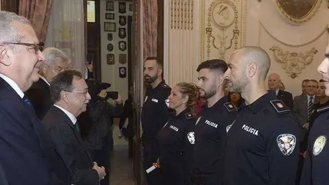 Ceremonia del acto de posesi&oacute;n de los nuevos polic&iacute;as locales celebrada el pasado diciembre (C.A./ARCHIVO)